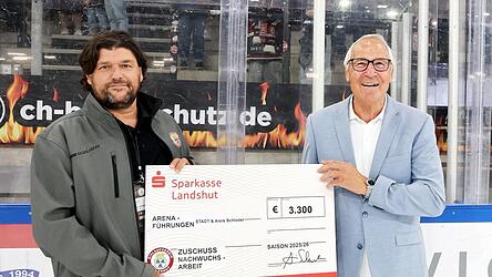 Am Rande des Testspiels gegen Oslo hat Alois Schloder einen Spendenscheck an EVL-Nachwuchsleiter Christoph Wohlgemuth übergeben. Am Rande des Testspiels gegen Oslo hat Alois Schloder einen Spendenscheck an EVL-Nachwuchsleiter Christoph Wohlgemuth übergeben.