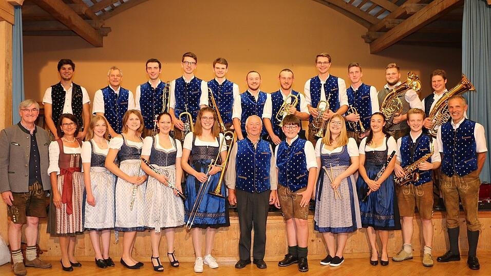 Die Blaskapelle Hörgertshausen-Mauern mit Kapellmeister Martin Neubauer (vorne r.), Bürgermeister Michael Hobmaier (vorne v. l.) und Vizebürgermeisterin Elisabeth Piterna gratulierten Förderer Anton Kopetz (vorne Mitte) zum 75. Geburtstag. Die Blaskapelle Hörgertshausen-Mauern mit Kapellmeister Martin Neubauer (vorne r.), Bürgermeister Michael Hobmaier (vorne v. l.) und Vizebürgermeisterin Elisabeth Piterna gratulierten Förderer Anton Kopetz (vorne Mitte) zum 75. Geburtstag.