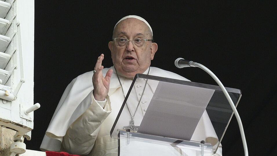 Papst Franziskus absolvierte zuletzt weiter mehrere Termine pro Tag. Seit Freitag wird er im Krankenhaus behandelt. (Archivbild)