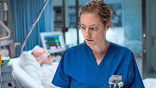 Leonie Benesch als Krankenschwester Floria gerät an ihre Grenzen.