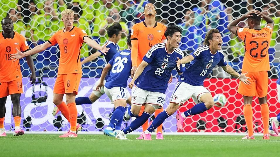 Japan freut sich über ein spätes Remis gegen die Niederlande. Japan freut sich über ein spätes Remis gegen die Niederlande.