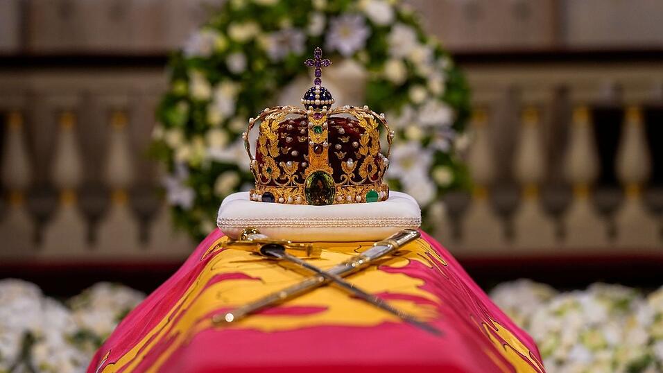 Bis kurz vor der Beisetzung stand der Sarg des Monarchen in der Schlosskapelle. (Achivbild) Bis kurz vor der Beisetzung stand der Sarg des Monarchen in der Schlosskapelle. (Achivbild)