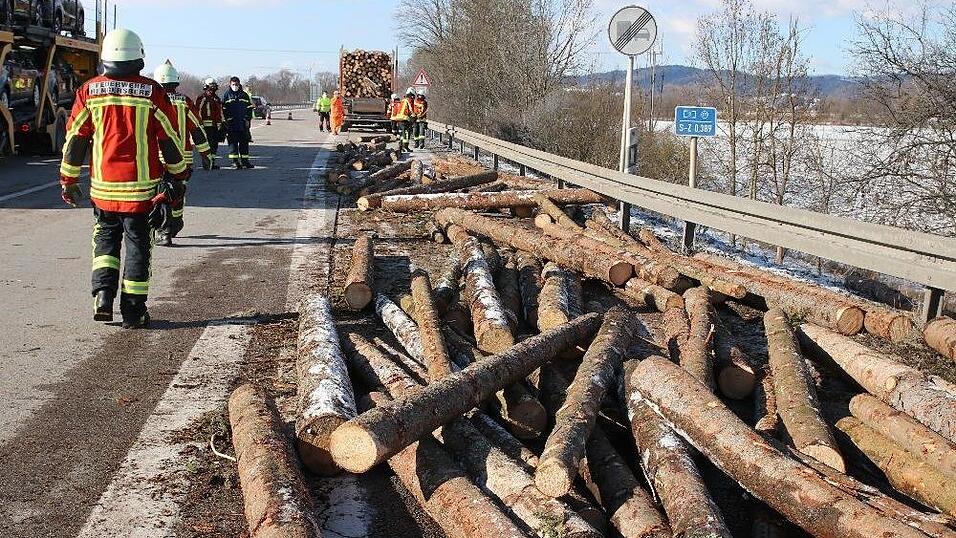 Ein Holztransporter hat am Freitag bei der Auffahrt auf die A3 bei Hengersberg diese Baumstämme verloren. Dadurch kam es zu erheblichen Verkehrsbehinderungen auf der Autobahn. Ein Holztransporter hat am Freitag bei der Auffahrt auf die A3 bei Hengersberg diese Baumstämme verloren. Dadurch kam es zu erheblichen Verkehrsbehinderungen auf der Autobahn.