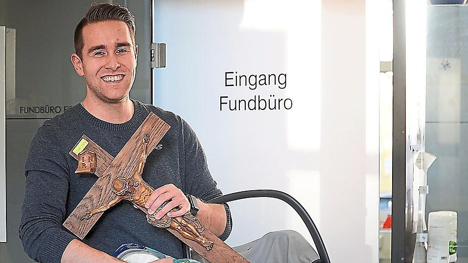 Der 27-jährige Andreas Kiesenbauer arbeitet seit knapp sieben Jahren im Landshuter Fundbüro. Die kuriosesten Fundsachen der letzten beiden Jahre: eine Packung Klopapier und ein Holzkreuz. Der 27-jährige Andreas Kiesenbauer arbeitet seit knapp sieben Jahren im Landshuter Fundbüro. Die kuriosesten Fundsachen der letzten beiden Jahre: eine Packung Klopapier und ein Holzkreuz.