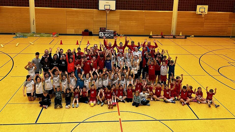 160 Kinder und Jugendliche spielen f&uuml;r die Handballabteilung des ASV Cham.