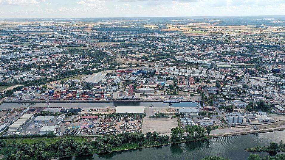 Im Ostenviertel sind die Donauhäfen zuhause - und immer mehr Menschen, die Wohnraum in der Nähe der Altstadt suchen. Im Ostenviertel sind die Donauhäfen zuhause - und immer mehr Menschen, die Wohnraum in der Nähe der Altstadt suchen.