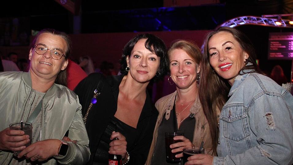 Mit Musik, Getränken und guter Gesellschaft war es ein Mal mehr ein unvergesslicher Eskara-Abend. Mit Musik, Getränken und guter Gesellschaft war es ein Mal mehr ein unvergesslicher Eskara-Abend.