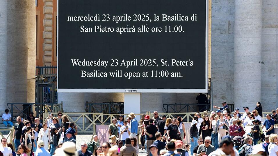 Vor dem Petersdom wird Gläubigen mitgeteilt, am wann sie den aufgebahrten Papst Franziskus sehen können. Vor dem Petersdom wird Gläubigen mitgeteilt, am wann sie den aufgebahrten Papst Franziskus sehen können.