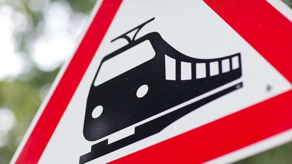 Bei Rosenheim ist ein Bahnwaggon entgleist. (Symbolbild) Bei Rosenheim ist ein Bahnwaggon entgleist. (Symbolbild)