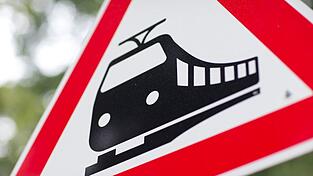 Bei Rosenheim ist ein Bahnwaggon entgleist. (Symbolbild) Bei Rosenheim ist ein Bahnwaggon entgleist. (Symbolbild)