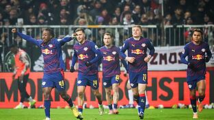 Leipzigs Yan Diomande (l,) jubelt nach seinem Treffer beim FC St. Pauli. Leipzigs Yan Diomande (l,) jubelt nach seinem Treffer beim FC St. Pauli.