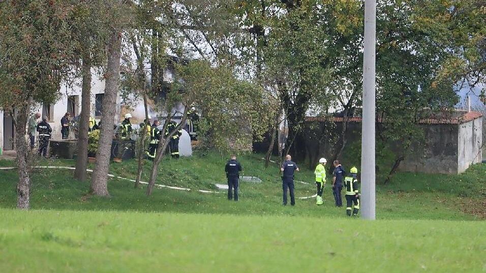 Die Feuerwehr konnte ein Übergreifen des Brandes auf den umliegenden Wald verhindern.