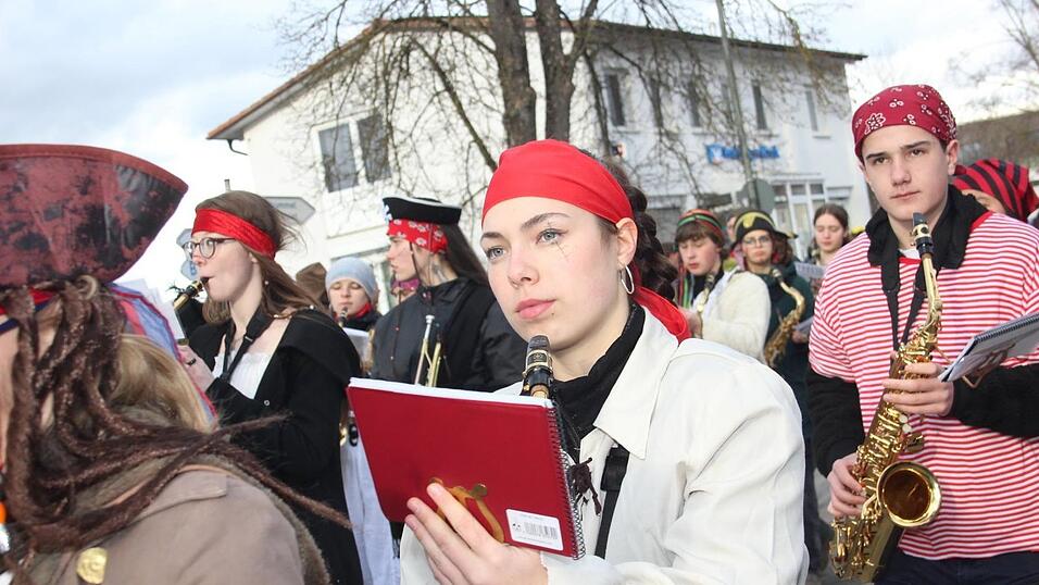 Viele Faschings-Fans haben sich am Samstag den Umzug in Langenbach angesehen. Viele Faschings-Fans haben sich am Samstag den Umzug in Langenbach angesehen.