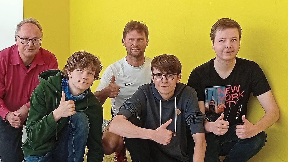 Simon Nausch, Stefan Simml, Schulleiter Alexander Peintinger, Valentin Jann und Kursleiter Wilfried Gramm (von rechts).