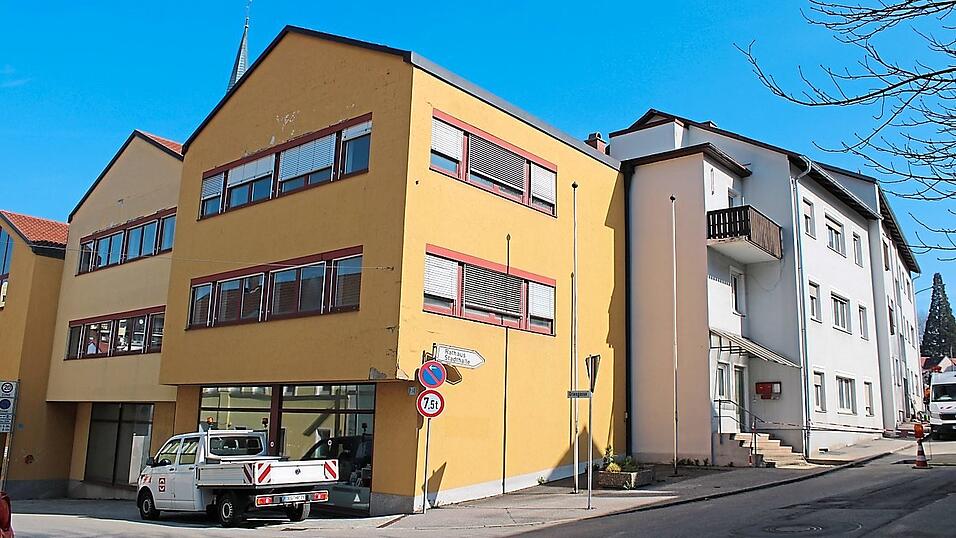 Der Bestand an der Ecke Griesgasse/Reisbacher Straße wird im Fall einer Neubebauung in jedem Fall weichen. Vor dem möglichen Bürgerheim-Erweiterungsbau würde hier der Eingangsbereich mit An- und Abfahrtszone entstehen. Der Bestand an der Ecke Griesgasse/Reisbacher Straße wird im Fall einer Neubebauung in jedem Fall weichen. Vor dem möglichen Bürgerheim-Erweiterungsbau würde hier der Eingangsbereich mit An- und Abfahrtszone entstehen.