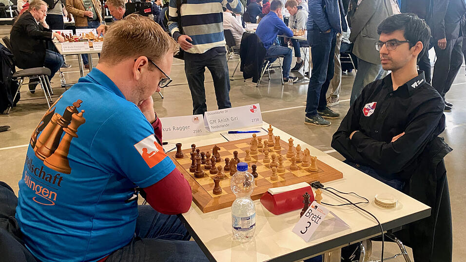 Der Niederl&auml;nder Anish Giri (rechts), Nummer 18 der Welt, ist ein bekanntes Gesicht in der Schachwelt.