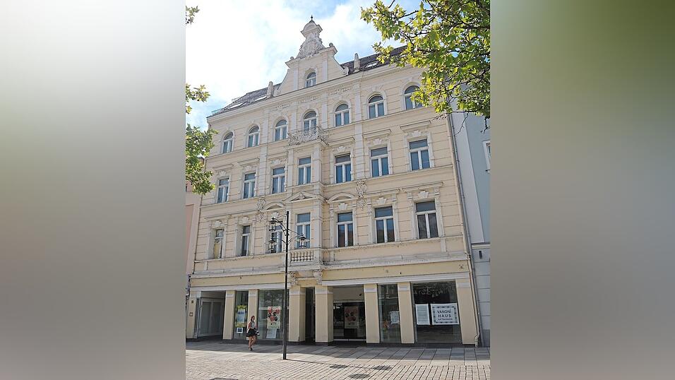 Steht seit dem Auszug von Mode-Konzern C&A im Jahr 2017 leer: das Vanoni-Haus am Luitpoldplatz 4. Steht seit dem Auszug von Mode-Konzern C&A im Jahr 2017 leer: das Vanoni-Haus am Luitpoldplatz 4.