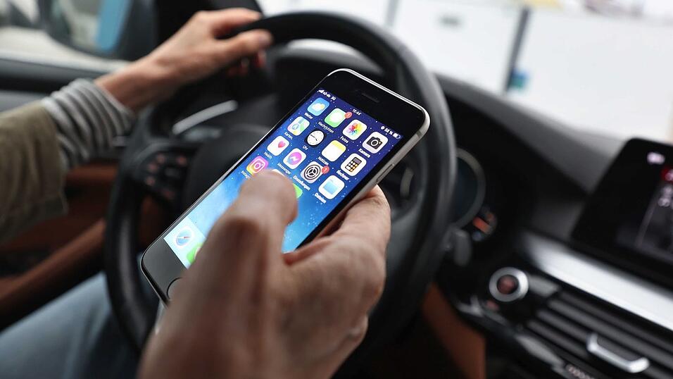 Ein &laquo;kurzer&raquo; Blick auf das Handy ist bisher erlaubt - wenn man es nicht in die Hand nimmt. (Symbolbild)