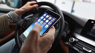 Ein &laquo;kurzer&raquo; Blick auf das Handy ist bisher erlaubt - wenn man es nicht in die Hand nimmt. (Symbolbild)
