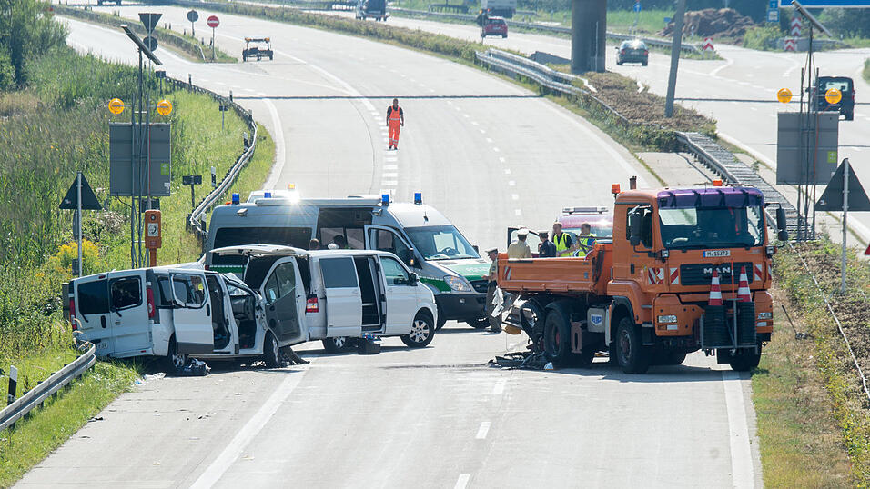 Zwei Menschen - darunter ein 15-jähriges Mädchen - mussten diesen Unfall auf der A3 bei Deggendorf mit ihrem Leben bezahlen. (Foto: Armin Weigel/dpa) Zwei Menschen - darunter ein 15-jähriges Mädchen - mussten diesen Unfall auf der A3 bei Deggendorf mit ihrem Leben bezahlen. (Foto: Armin Weigel/dpa)