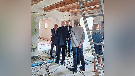 Finanzminister Albert Füracker (Mitte) inspizierte beim Baustellenbesuch auch das Holzmesserhäuschen. Dieses soll gastronomisch genutzt werden.