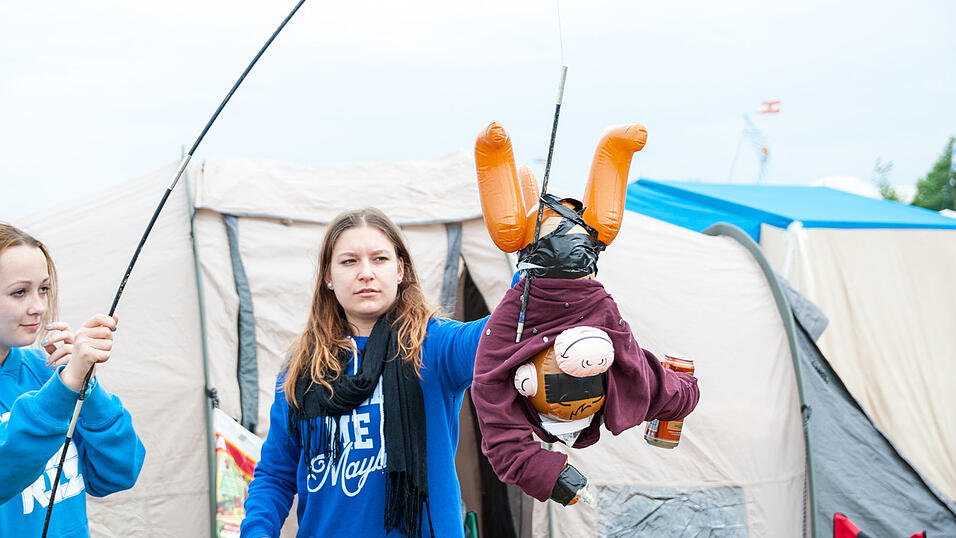 Auch am Samstag sind die Besucher auf dem Pfingst-Open-Air gut drauf. (Foto: Susanne Raith) Auch am Samstag sind die Besucher auf dem Pfingst-Open-Air gut drauf. (Foto: Susanne Raith)