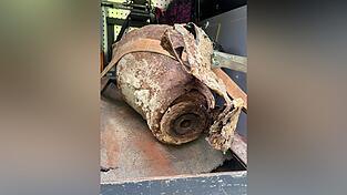 Erst nach der Entschärfung des noch intakten Zünders konnte die Bombe abtransportiert werden. Erst nach der Entschärfung des noch intakten Zünders konnte die Bombe abtransportiert werden.