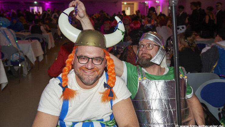 Die Narren waren bester Stimmung und hatten sich allesamt kreative Kostüme ausgesucht. Die Narren waren bester Stimmung und hatten sich allesamt kreative Kostüme ausgesucht.