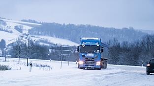 Bleibt ein Laster - wie hier auf der Eschlkamer Spange - liegen, bem&uuml;ht sich die Stra&szlig;enmeisterei um m&ouml;glichst schnelle Hilfe, sagt Herbert Enger.