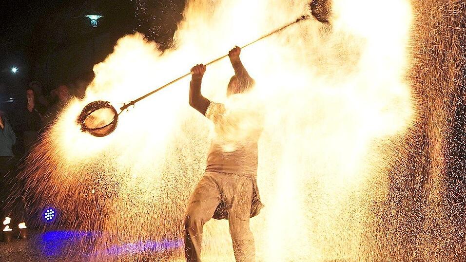 Die Feuershow zog Hunderte Besucher an.