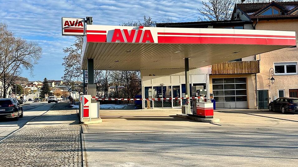 Die Avia-Tankstelle an der Eschlkamer Stra&szlig;e ist derzeit gesperrt. Sie soll umgebaut werden.