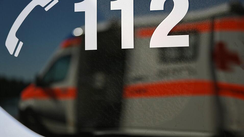 Ein Krankenwagen bringt den Verletzten schlie&szlig;lich in ein Krankenhaus. (Symbolbild)