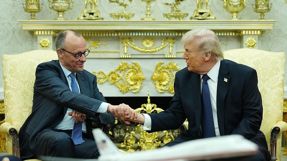 Bundeskanzler Merz (l.) ist von US-Pr&auml;sident Trump empfangen worden.