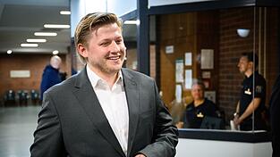 &laquo;El Hotzo&raquo; auf dem Weg zum ersten Prozess, der im Juli mit Freispruch endete. Nun muss der Satiriker erneut vor Gericht. (Archivbild)