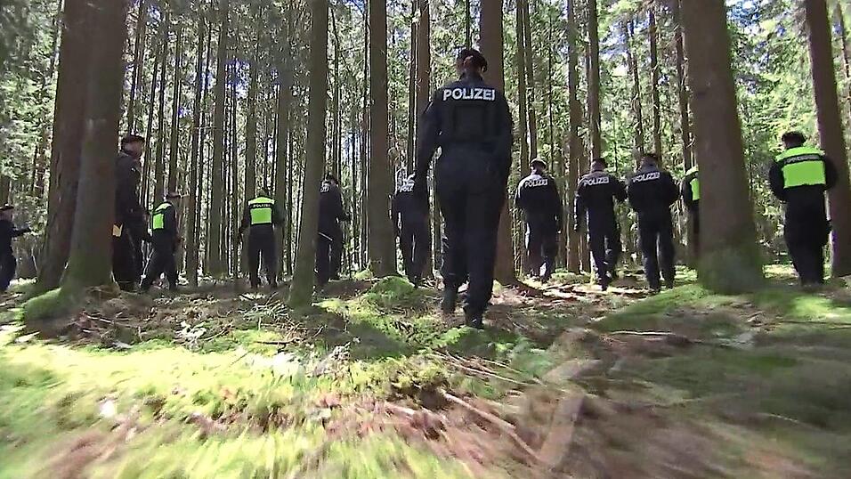 Der Fall Kerstin Lee Langley beschäftigt die Polizei seit 2007. Bis heute ist unklar, ob die Frau Opfer einer Gewalttat wurde. Jetzt suchten Beamte nahe Sinzing nach Hinweisen.