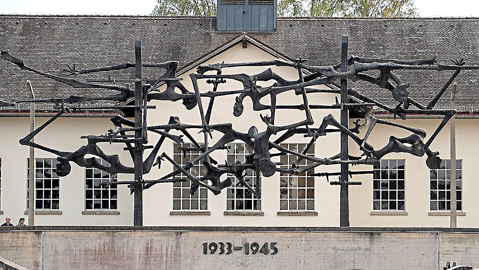 Die Bronzeskulptur 'Menschen im Stacheldraht' steht auf dem Apellplatz des früheren Konzenzrationslagers in Dachau. Die Bronzeskulptur 'Menschen im Stacheldraht' steht auf dem Apellplatz des früheren Konzenzrationslagers in Dachau.