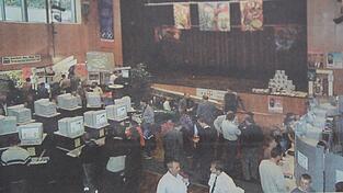 Im JU-Internet-Café in der Stadthalle konnten Landauer damals kostenlos das Internet erforschen.