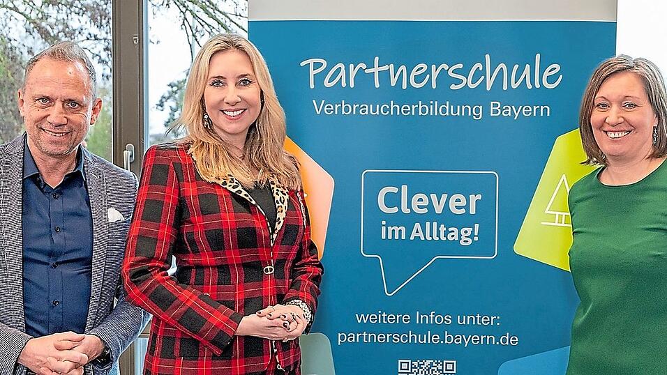 Bayerns Verbraucherschutzminister Thorsten Glauber, Kultusministerin Anna Stolz und die Landesvorsitzende des VerbraucherService Bayern, Eva Fuchs, übergaben die Preise - darunter auch an die Abenstal Realschule. Bayerns Verbraucherschutzminister Thorsten Glauber, Kultusministerin Anna Stolz und die Landesvorsitzende des VerbraucherService Bayern, Eva Fuchs, übergaben die Preise - darunter auch an die Abenstal Realschule.