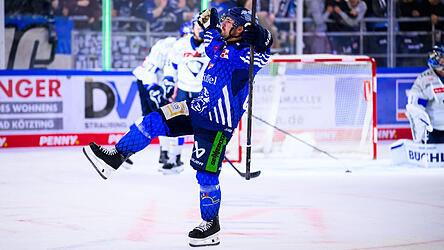 Mit einem wundersch&ouml;n herauskombinierten Treffer zum 2:1 brachte Skyler McKenzie die Straubing Tigers gegen den ERC Ingolstadt im letzten Drittel auf die Siegerstra&szlig;e.