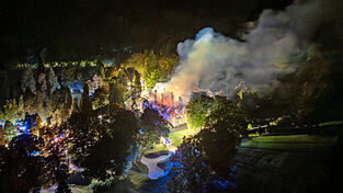 Das alte Jagdschloss bei Donaustauf geriet in der Nacht auf Montag in Brand. Der Schaden geht wohl in die Millionen.