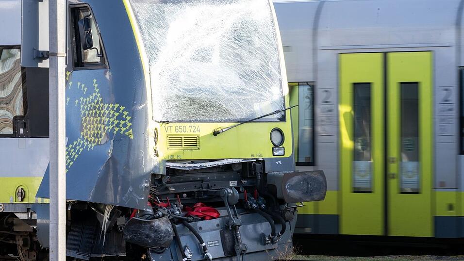 Der besch&auml;digte Zug war am Donnerstagmorgen noch am Bayreuther Hauptbahnhof zu sehen.