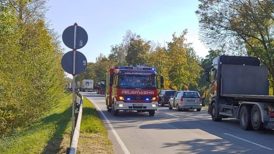 Auf der B20 bei Simbach müssen Auto- und Lkw-Fahrer aktuell Geduld mitbringen. Bis zur Bergung der Lkw wird es laut Polizei rund vier bis fünf Stunden dauern. Auf der B20 bei Simbach müssen Auto- und Lkw-Fahrer aktuell Geduld mitbringen. Bis zur Bergung der Lkw wird es laut Polizei rund vier bis fünf Stunden dauern.