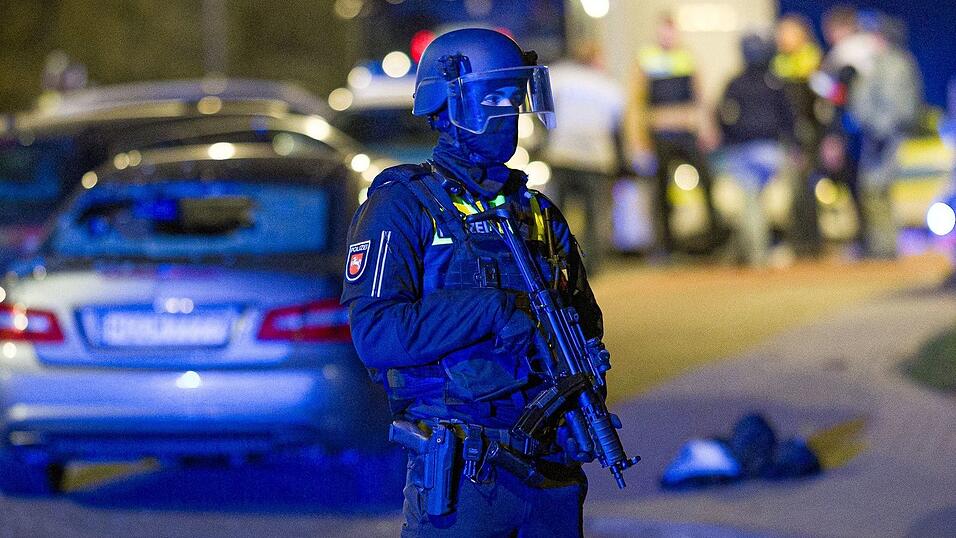 Zahlreiche, teils schwer bewaffnete Einsatzkräfte waren vor Ort. Zahlreiche, teils schwer bewaffnete Einsatzkräfte waren vor Ort.