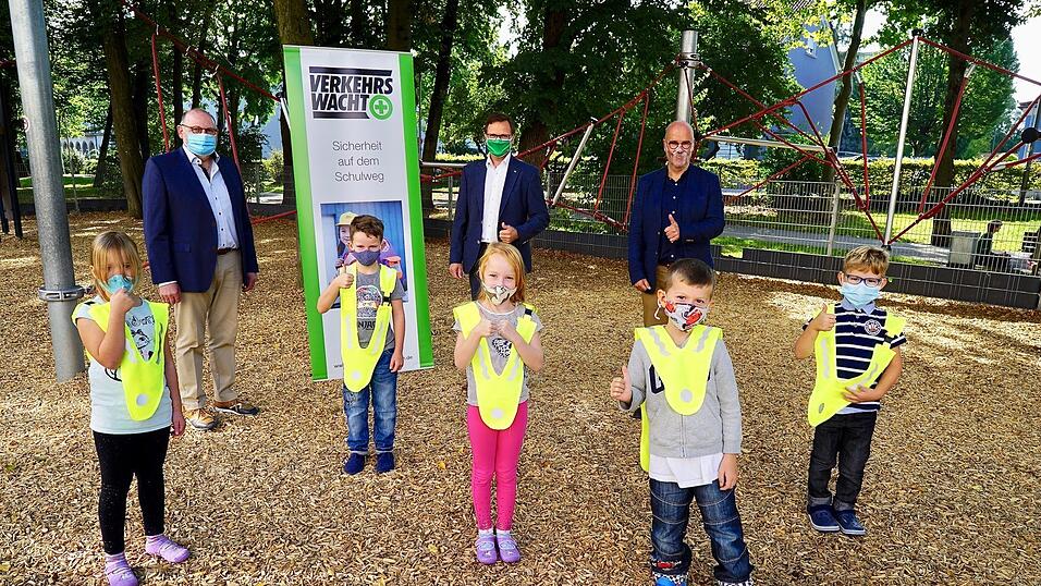Einige Kinder aus der Grundschule St. Jakob pr&auml;sentieren zusammen mit (von links) Johann Ehrnsperger, Georg Kagermeier und Dr. Ralf Bachmann, die sicherheitsrelevanten &Uuml;berw&uuml;rfe.