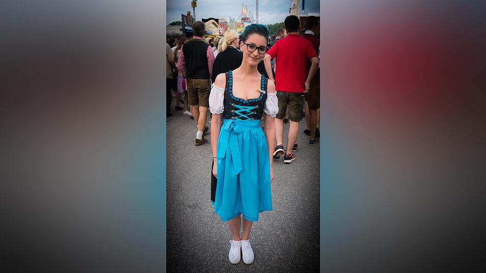 Einige tragen die Haarfarbe dieses Jahr passend zum Dirndl. Das Outfit des Tages am Dienstag wird getragen von Nadine aus Straubing.