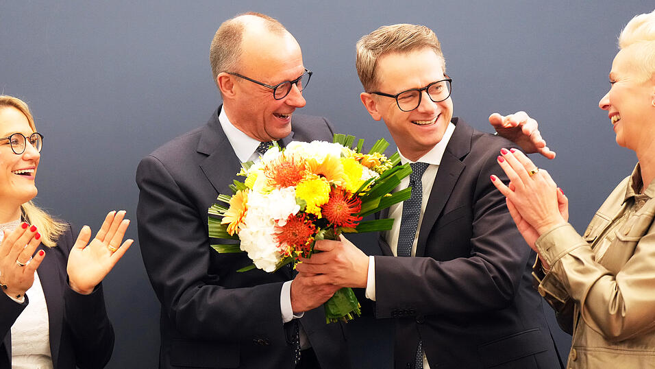 Friedrich Merz (2.v.l), CDU-Bundesvorsitzender und CDU/CSU-Fraktionsvorsitzender im Bundestag, erhält zu Beginn der Sitzung des CDU-Vorstands einen Blumenstrauß. Neben Merz stehen Christina Stumpp (l-r), stellvertretende Generalsekretärin der CDU, Carsten Linnemann, Generalsekretär der CDU, und Silvia Breher, stellvertretende CDU-Bundesvorsitzende. Die Gremien der Bundesparteien kommen nach der Wahl zum 21. Deutschen Bundestag zu Beratungen zusammen. +++ dpa-Bildfunk +++ Friedrich Merz (2.v.l), CDU-Bundesvorsitzender und CDU/CSU-Fraktionsvorsitzender im Bundestag, erhält zu Beginn der Sitzung des CDU-Vorstands einen Blumenstrauß. Neben Merz stehen Christina Stumpp (l-r), stellvertretende Generalsekretärin der CDU, Carsten Linnemann, Generalsekretär der CDU, und Silvia Breher, stellvertretende CDU-Bundesvorsitzende. Die Gremien der Bundesparteien kommen nach der Wahl zum 21. Deutschen Bundestag zu Beratungen zusammen. +++ dpa-Bildfunk +++