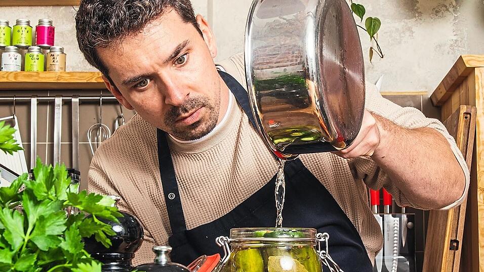 Seinen Zuschauern verrät Tim Armann jede Menge Küchentricks, zum Beispiel, wie man Gurken selbst einlegt.