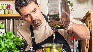 Seinen Zuschauern verrät Tim Armann jede Menge Küchentricks, zum Beispiel, wie man Gurken selbst einlegt.