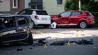 Ein Fahrrad und ein verlorener Schuh liegen auf der Fahrbahn - eine Frau hat mit ihrem Auto drei Kinder angefahren. Ein Fahrrad und ein verlorener Schuh liegen auf der Fahrbahn - eine Frau hat mit ihrem Auto drei Kinder angefahren.