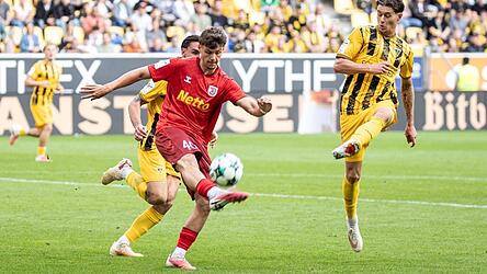 Jakob Seibold (am Ball) und der SSV Jahn Regensburg fanden nach 30 Minuten besser in die Partie und erk&auml;mpften sich bei Alemannia Aachen noch ein 2:2.